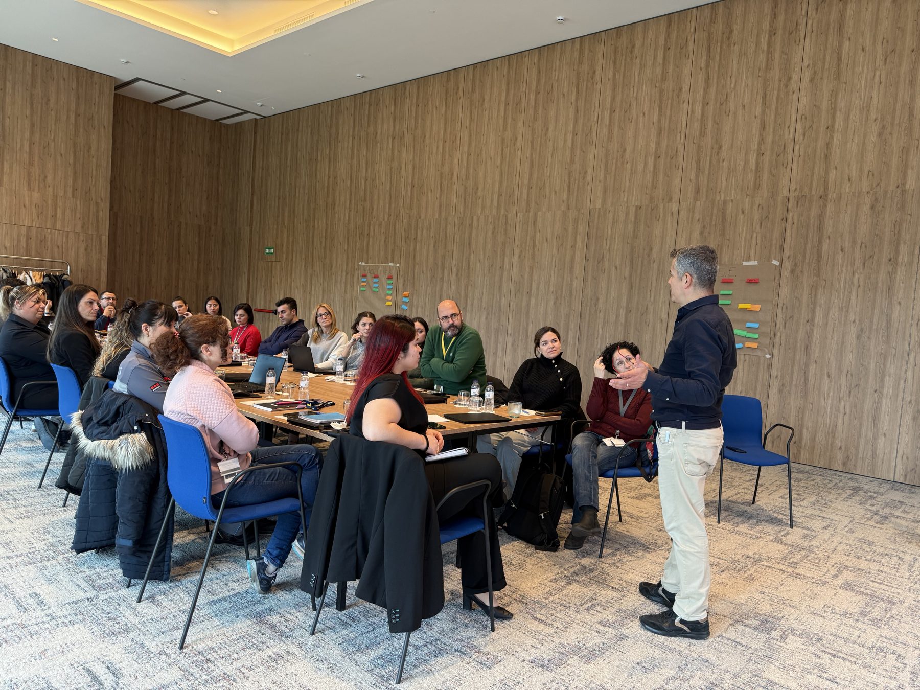 Mauro Delgado facilitando una sesión con un grupo de directivos