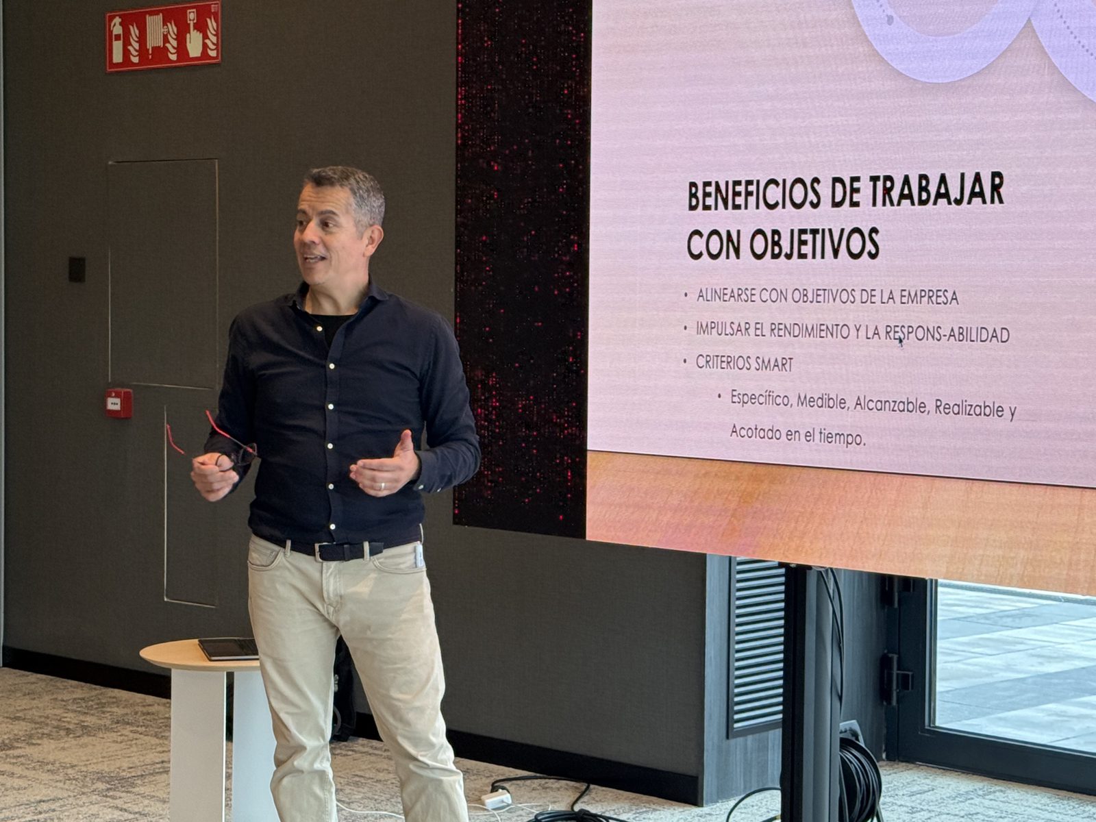 Mauro Delgado facilitando un taller sobre objetivos y resultados clave